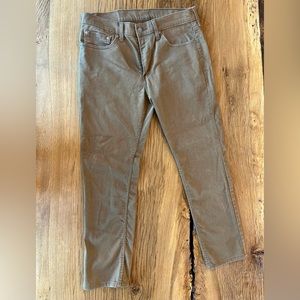EUC 33x30 Levi Pants.